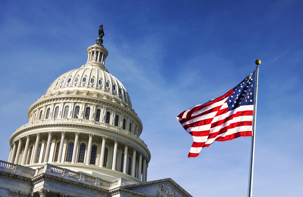 DC - Drapeau américain devant le Capitole