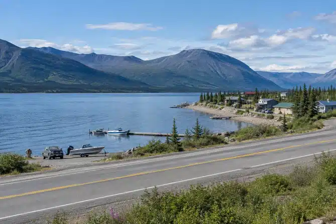 la rive du lac Kluane, près de Destruction Bay