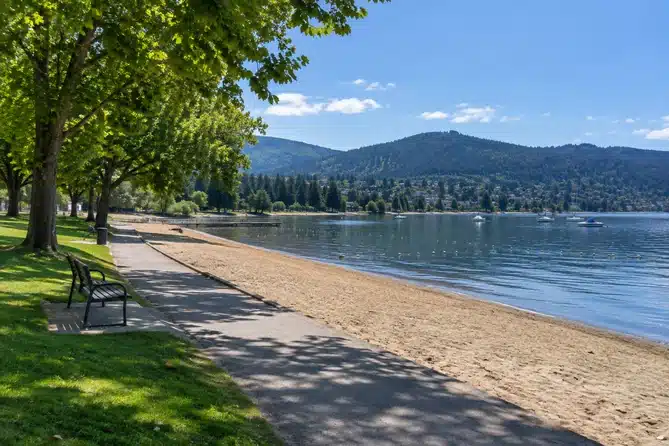 la plage de Rotary Lakeside Park, à Nelson