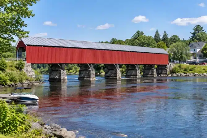 le pont Félix-Gabriel-Marchand, à Mansfield-et-Pontefract