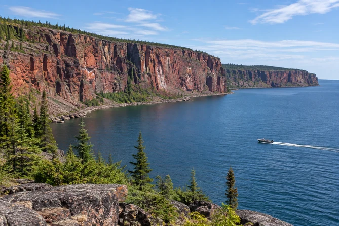 les falaises rouges du bras Est du Grand lac des Esclaves