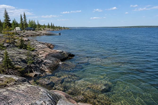 les rivages rocheux du bras Est du Grand lac des Esclaves