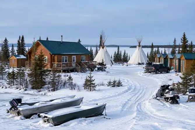 le camp culturel B. Dene Adventures, à l’extérieur de Dettah