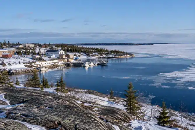 la rive de Dettah et Yellowknife Bay