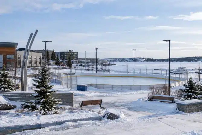 Somba K’e Civic Plaza, près de Frame Lake, à Yellowknife